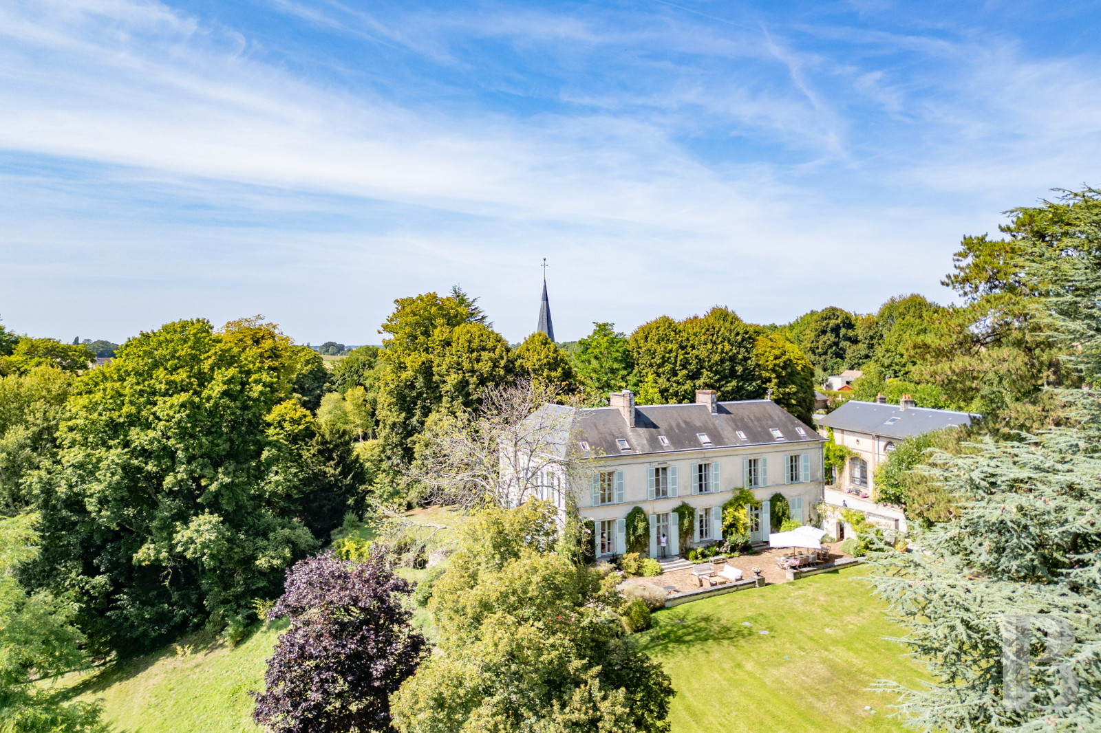 Dans le Perche, au nord-est de Bellême, une maison des 18e et 19e siècle au milieu de grands arbres  - photo  n°2